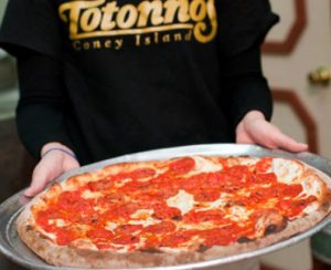 Conheça a tradicional Totonno’s Pizzeria Napolitana em Coney Island