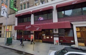 Sardi’s, ícone da Broadway, fecha temporariamente após 99 anos para renovação e nova gestão