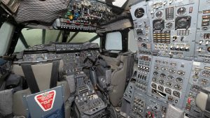 Visite a cabine do avião mais rápido do mundo