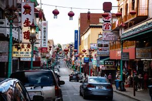 Centenas de lanternas estão brilhando em Chinatown