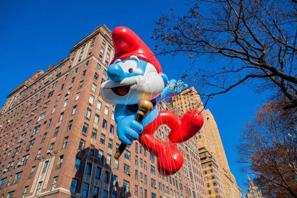 papa smurf in macys thanksgiving day parade photo christian clothier macys scaled